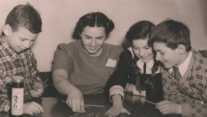 Photo :Greta Fischer playing with child survivors at Kloster Indersdorf, 1945 